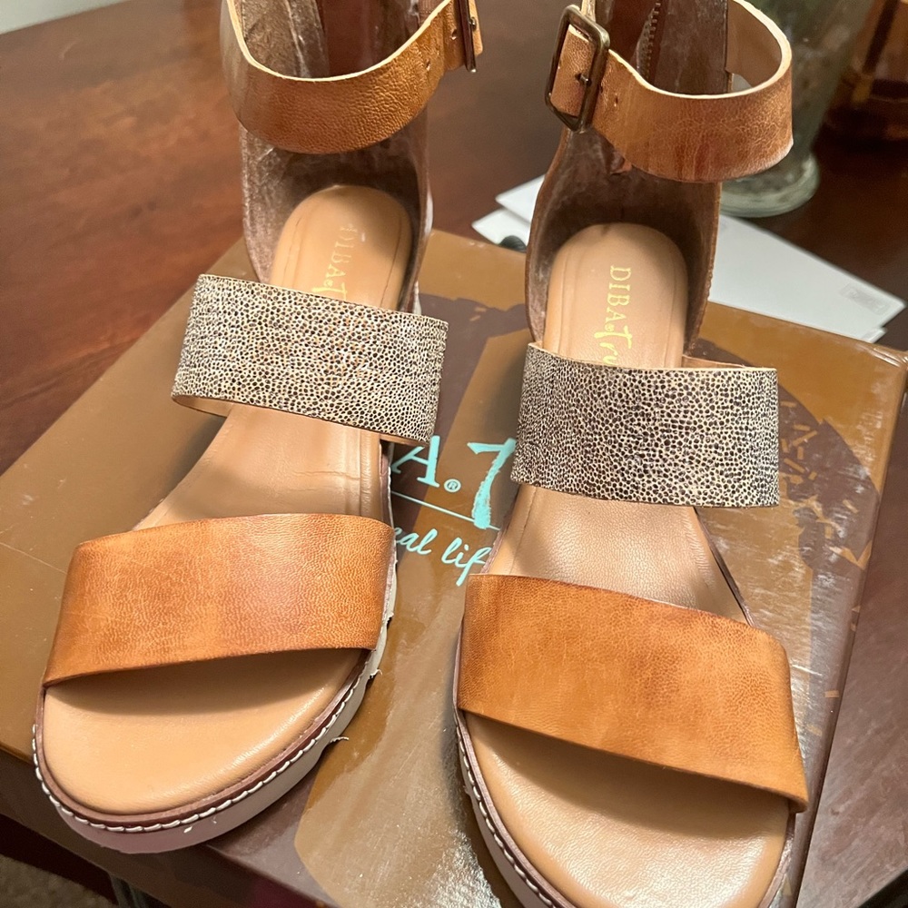 DibaTrue tan/ gold sandals